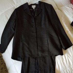 Woman Jacqueline Ferrar Pant Suit and Jacket